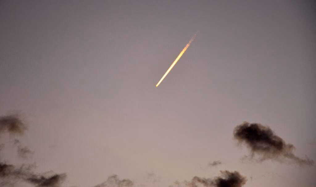 Un bólido de fuego cruza el cielo menorquín