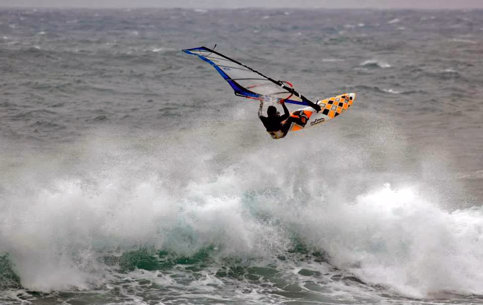 El Festival de Windsurf de Menorca, a la espera del viento y las olas