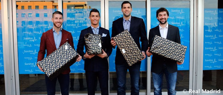 Llull, junto a Cristiano Ronaldo entregando regalos a los niños