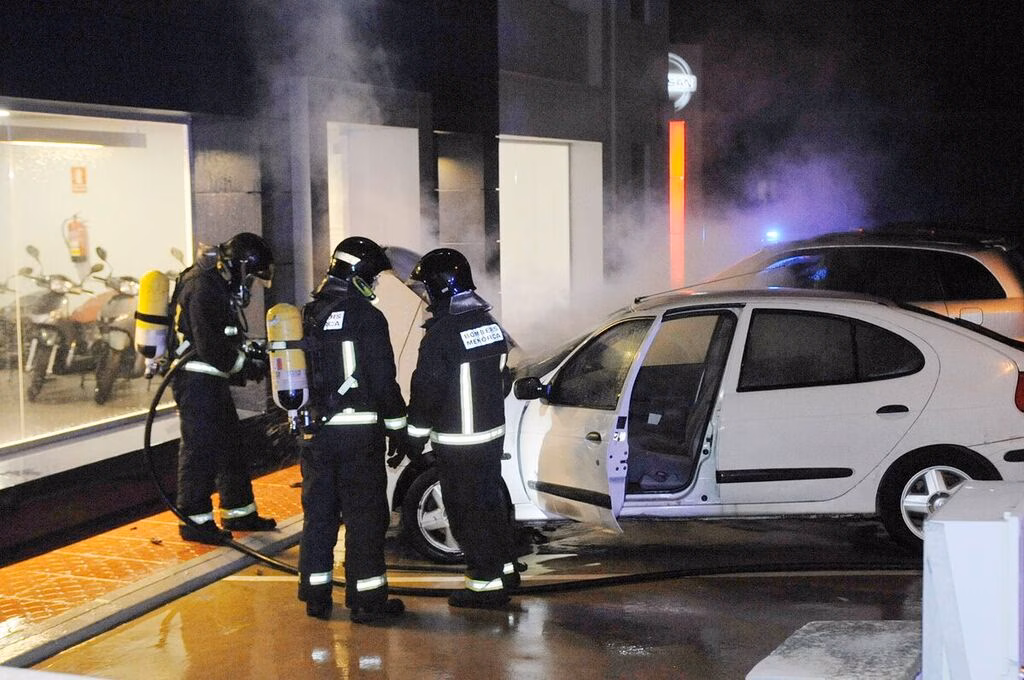 Arde un coche en el polígono de Maó