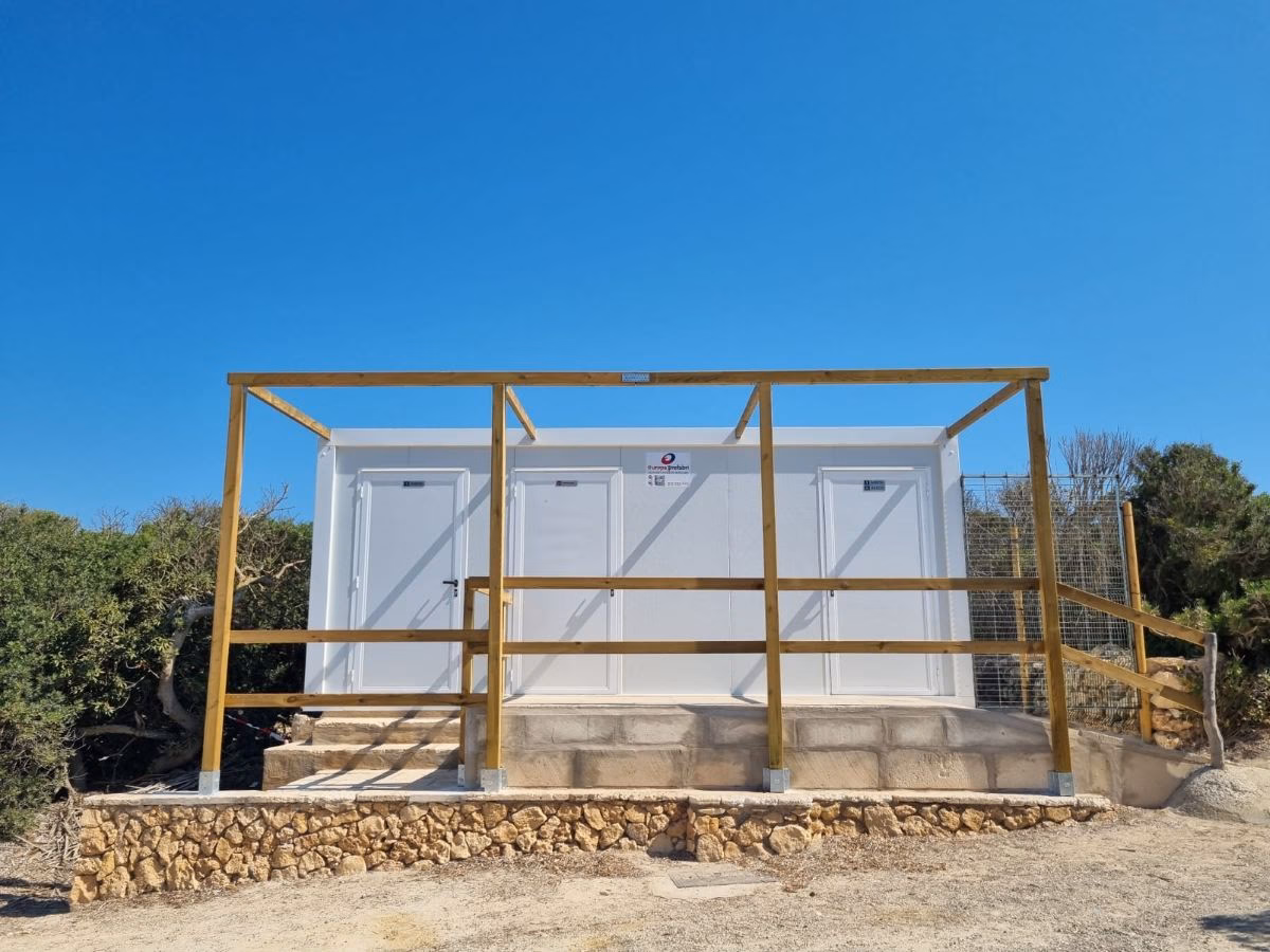 (La foto) La playa de Binibèquer Nou ya tiene baños públicos
