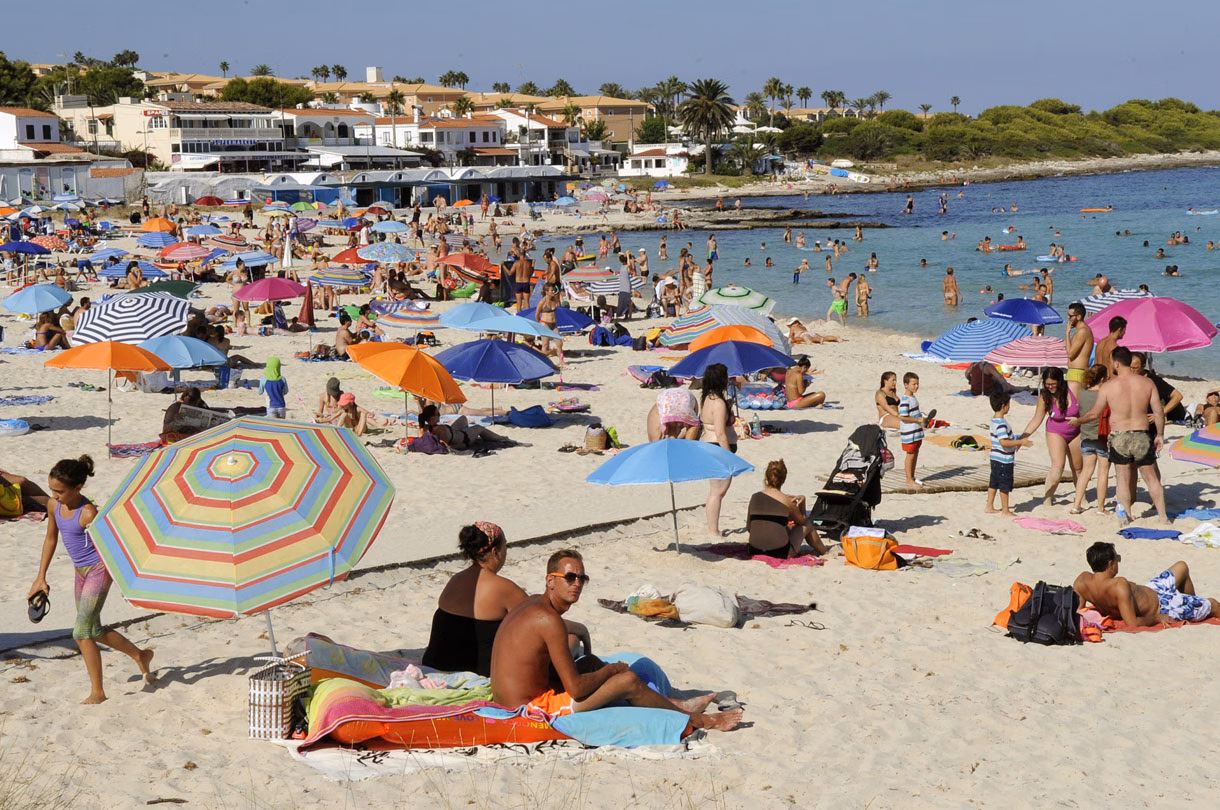 La presión humana en Menorca sigue aumentando: 157.109 personas en mayo, un 2,6% más