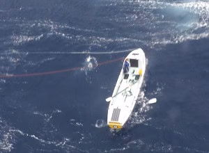Complicado rescate en helicóptero de 5 tripulantes de un bote a remos