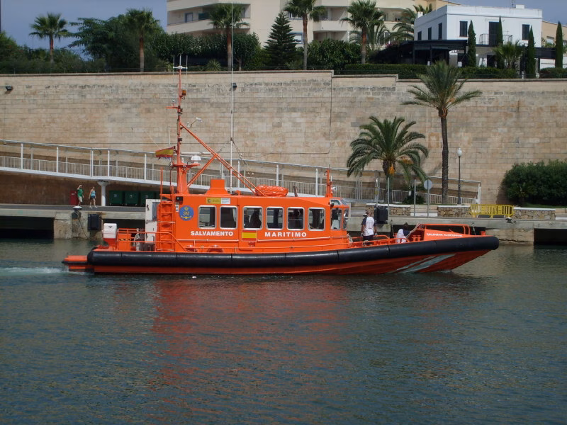 Salvamar Aldebarán rescata a un piragüista en Ciutadella