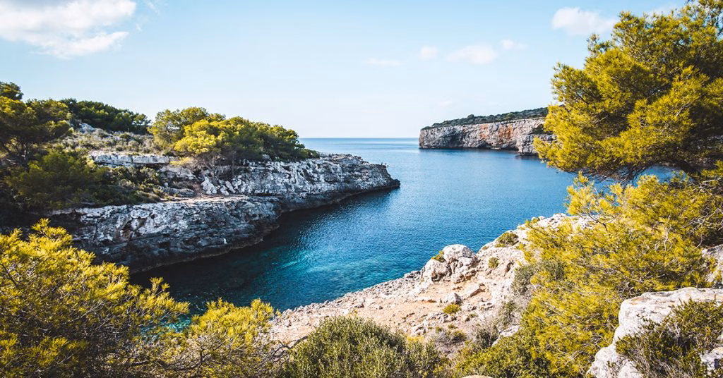 El viento del norte no baja las temperaturas en Menorca