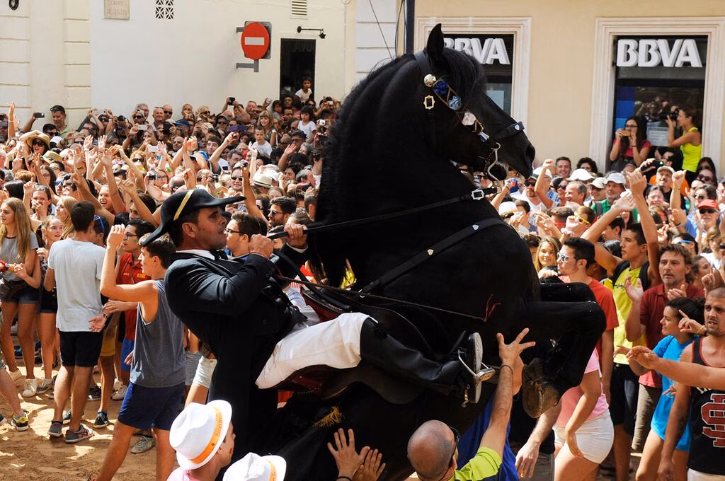 Maó se lanza a la calle para disfrutar de los caballos y el jaleo