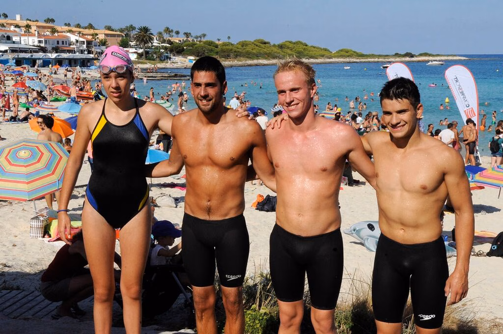 Natación y diversión en la costa de Sant Lluís