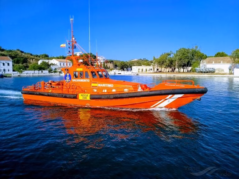 Remolcan una embarcación varada en el norte de Menorca