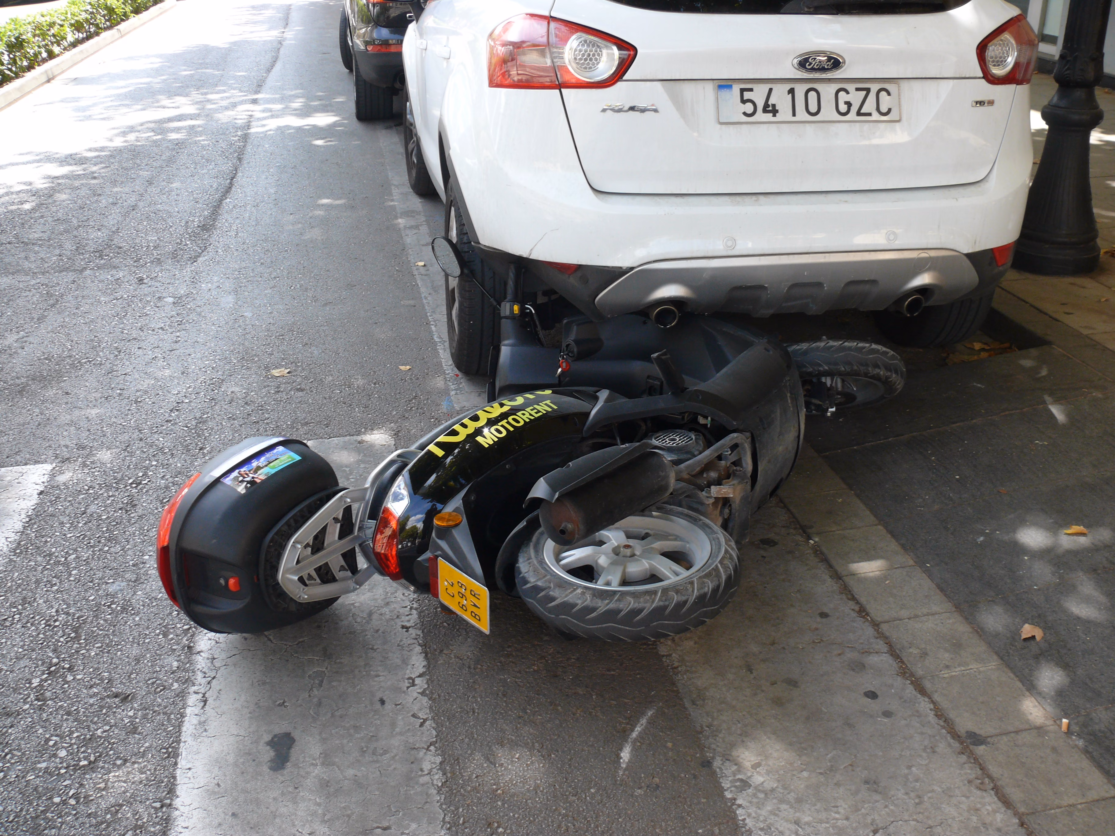 Dos personas heridas tras un accidente de moto en Ciutadella