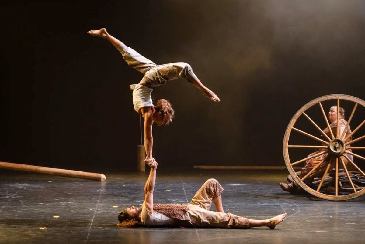 Circo de acrobacia en la Sala Multifuncional de Es Mercadal