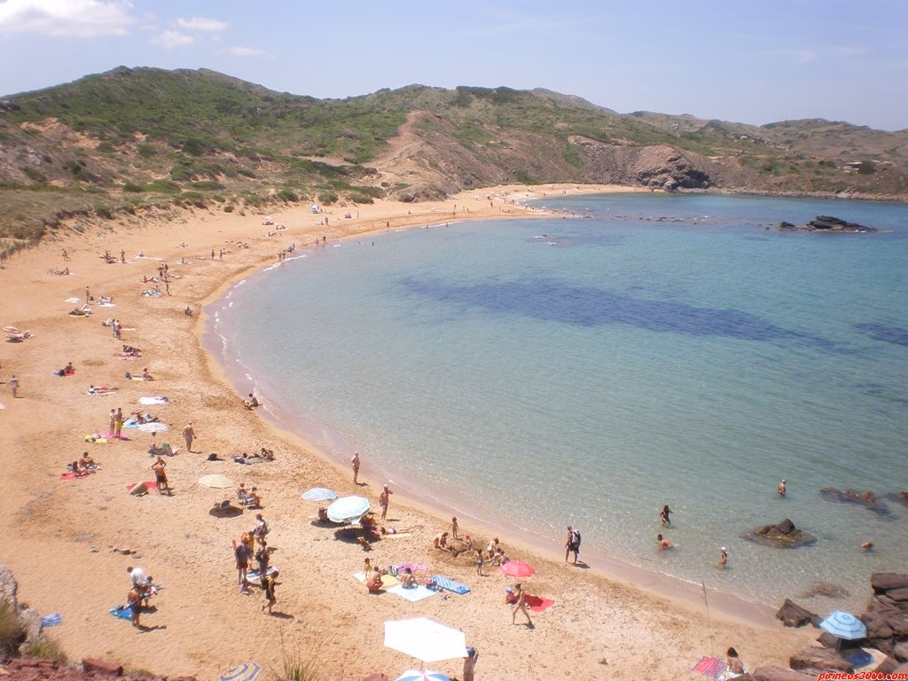 Abierta la playa de Cavalleria después de su clausura al avistarse un tiburón