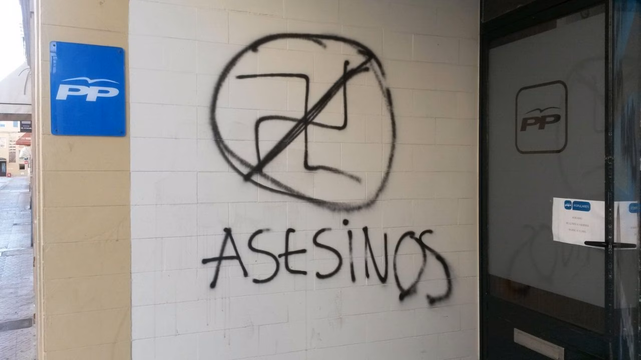 La sede del PP en Maó amanece con una pintada nazi