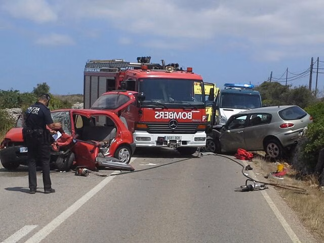 Choque frontal de dos turismos en Torralbenc