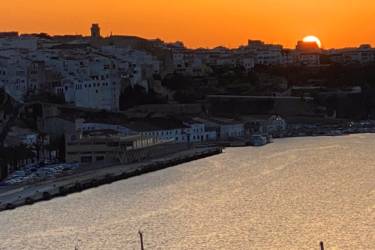 Menorca vive una noche tropical y entra en alerta por altas temperaturas