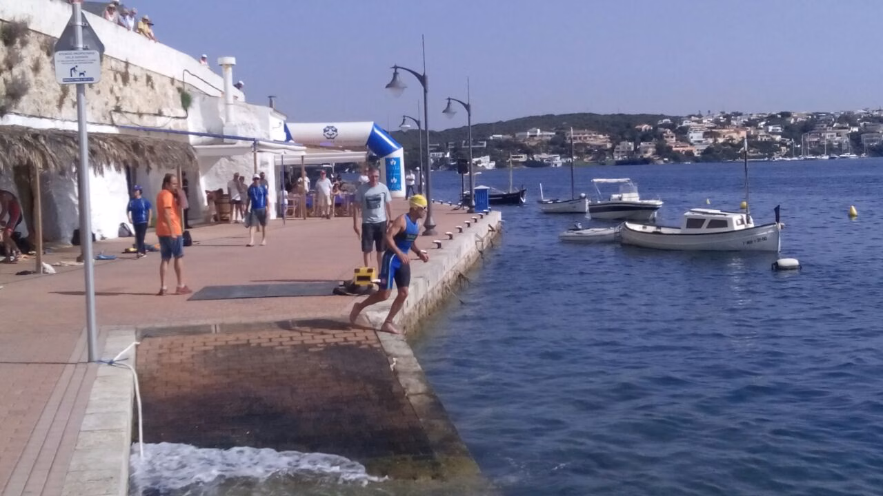 Nil Riudavets y Julia Rita se imponen en la III Aquatlón de Es Castell