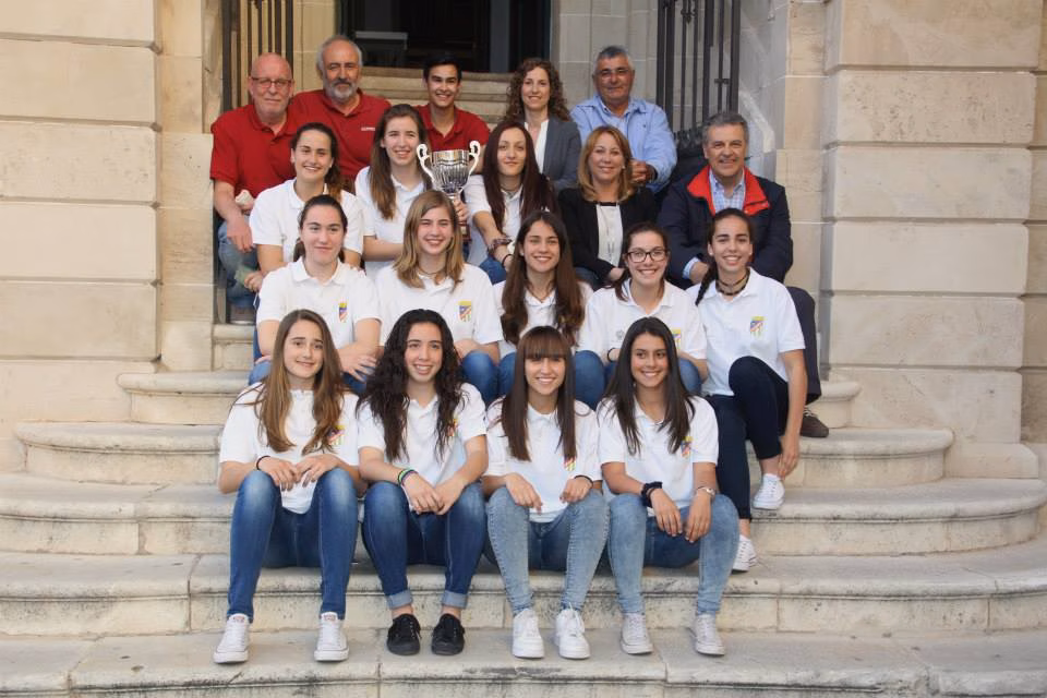 Maó agasaja al equipo cadete femenino de baloncesto del Alcázar