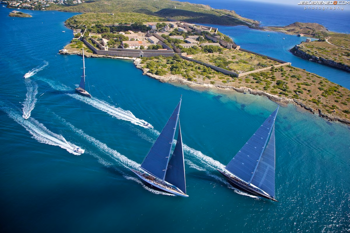 Menorca iza las velas