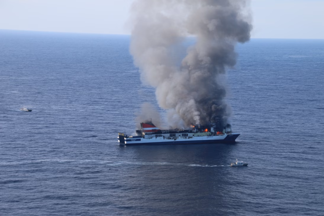 El incendio del "Sorrento" deja 14 atenciones sanitarias y el peligro de hundirse con 753 toneladas de combustible