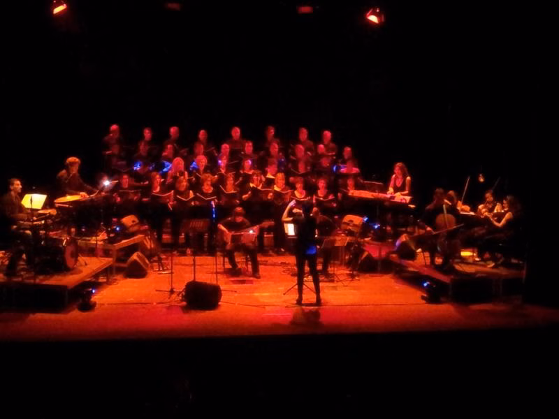 Canto coral con aires gregorianos y a ritmo de rock