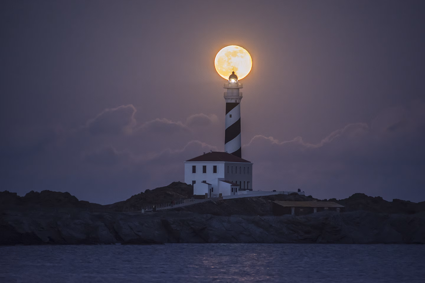 Plou i fa sol, la lluna pel juliol