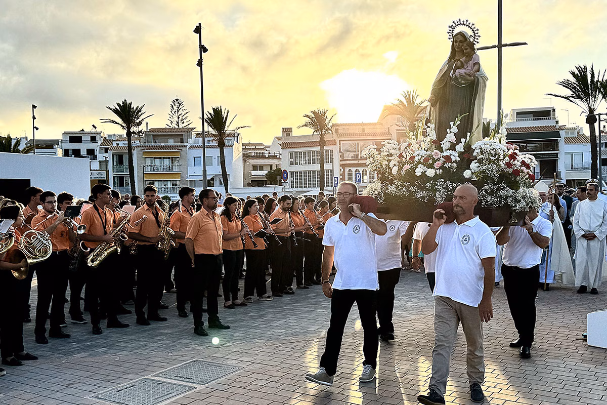 (Vídeos y fotos) Fornells sale en procesión marinera