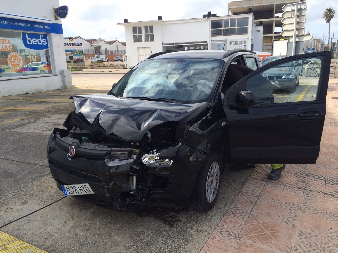 Dos heridos en un aparatoso accidente en Maó