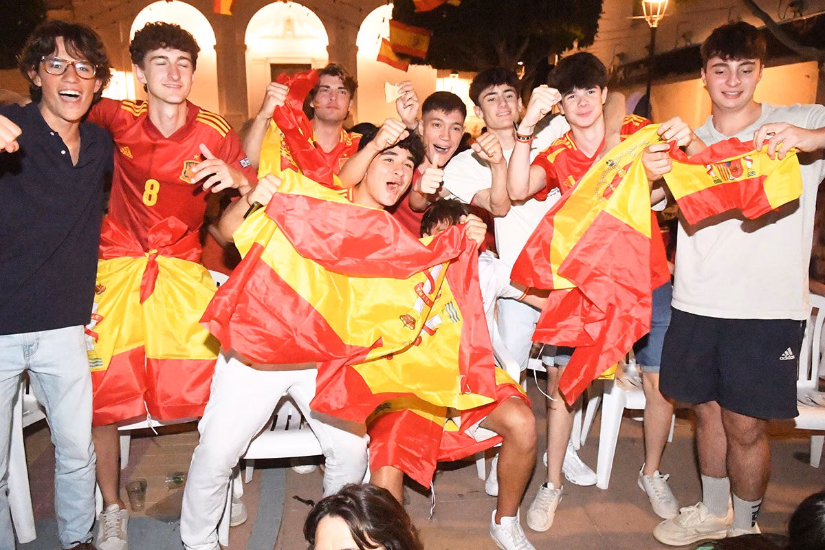 (Fotos) Marea roja de alegría en Menorca