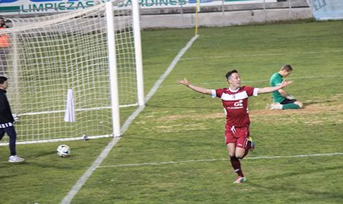 Así celebró David Camps el triunfo del Mérida en el clásico ante el Badajoz