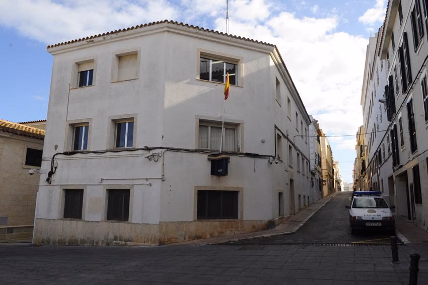 Detienen a un hombre en Maó al tratar de incendiar una vivienda