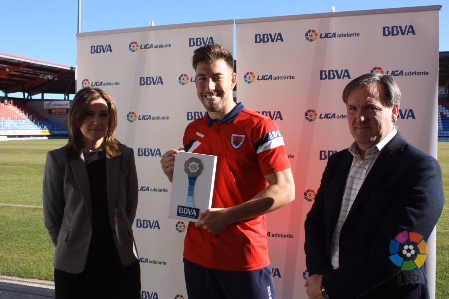 Sergi Enrich recibe el premio al mejor jugador de noviembre en Segunda