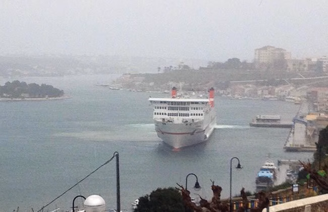 El fuerte viento obliga a cerrar el puerto de Maó