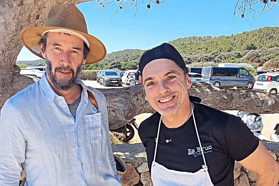 El actor Keanu Reeves de vacaciones en Menorca