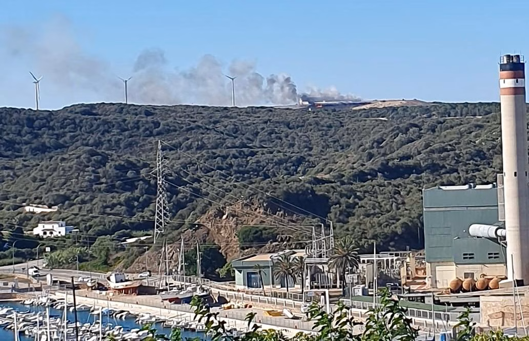(Vídeo) (Última hora) Incendio en la planta de tratamiento de residuos de Milà