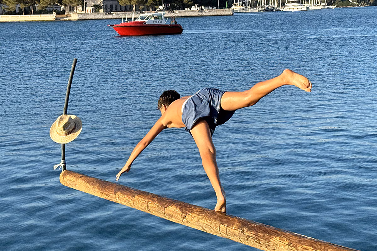 (Fotos) Vela, música y el "joc des capellet" en el puerto de Maó