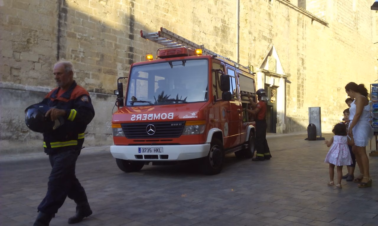 Un incendio hace saltar las alarmas junto a El Carme de Maó