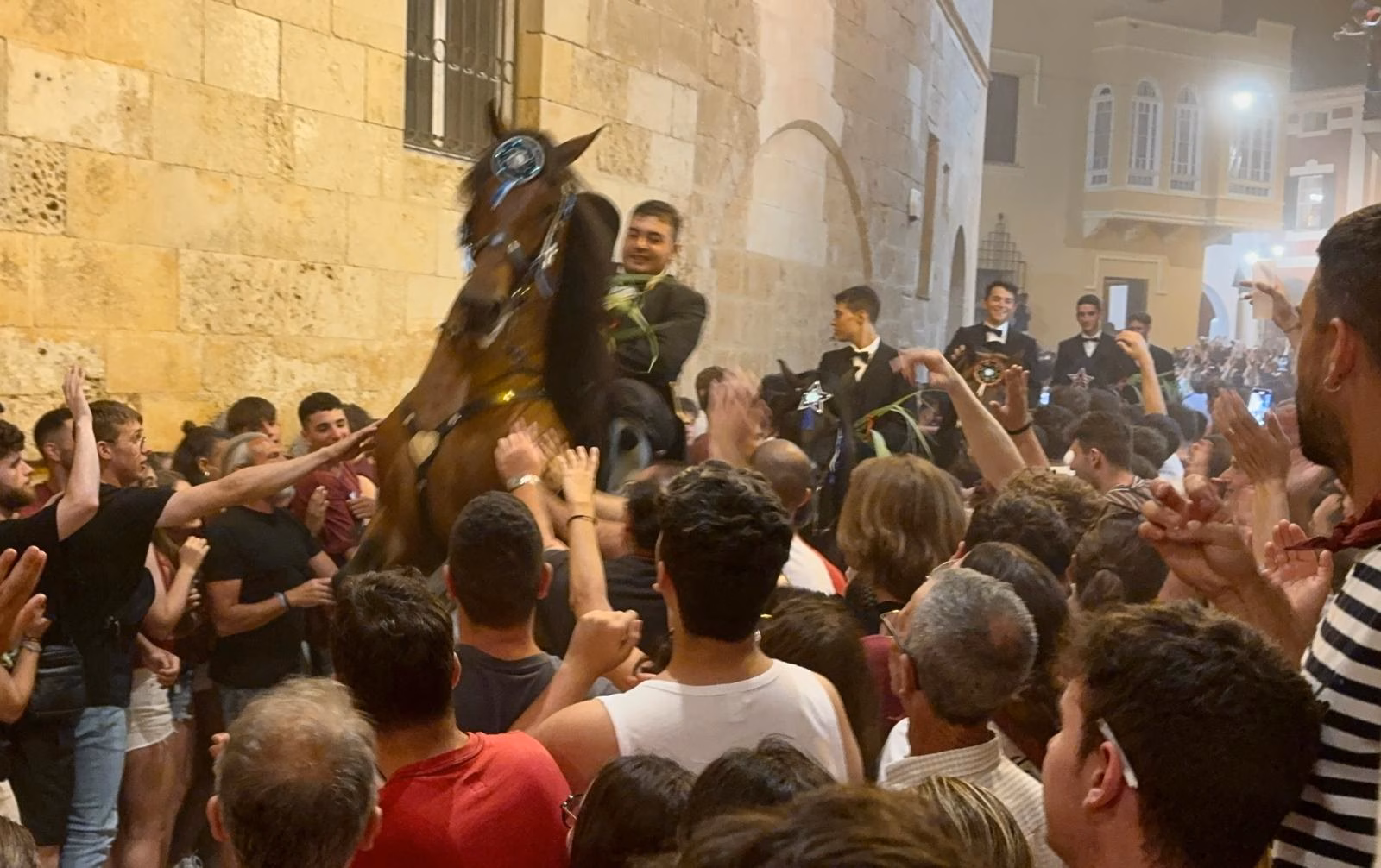 Caballos, júbilo y Santa Clara