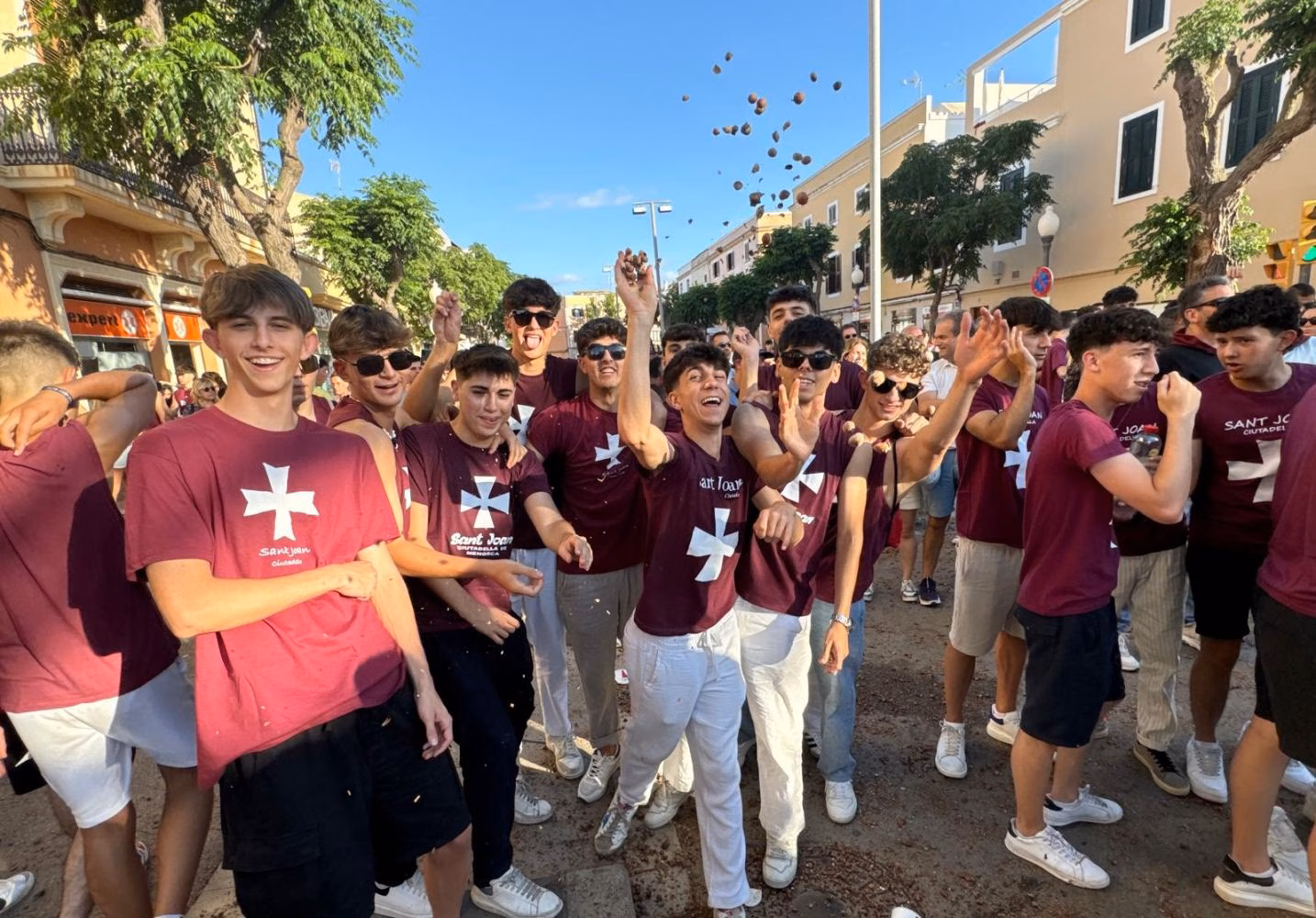 (Fotos) Vuelan toneladas de avellanas en Ciutadella