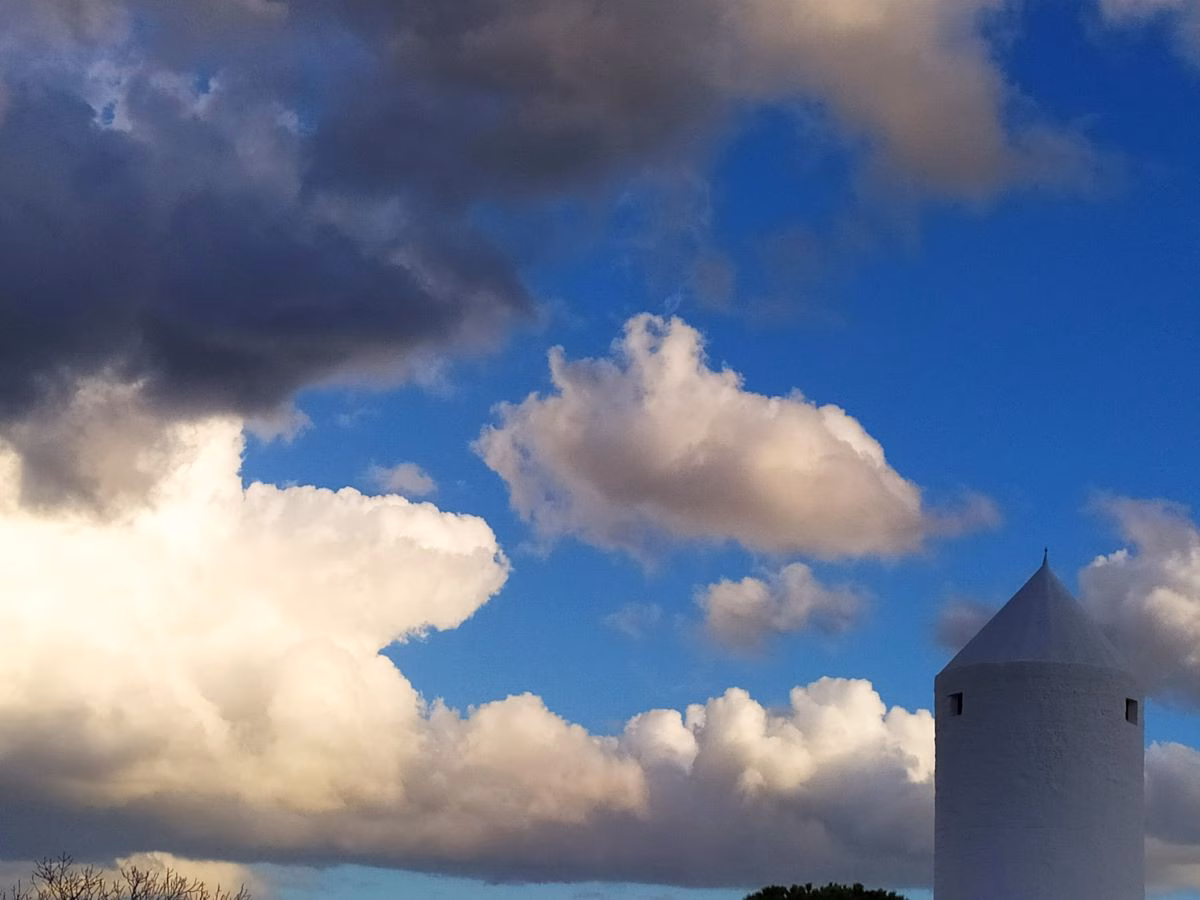 Menorca espera nubes altas y viento moderado este viernes