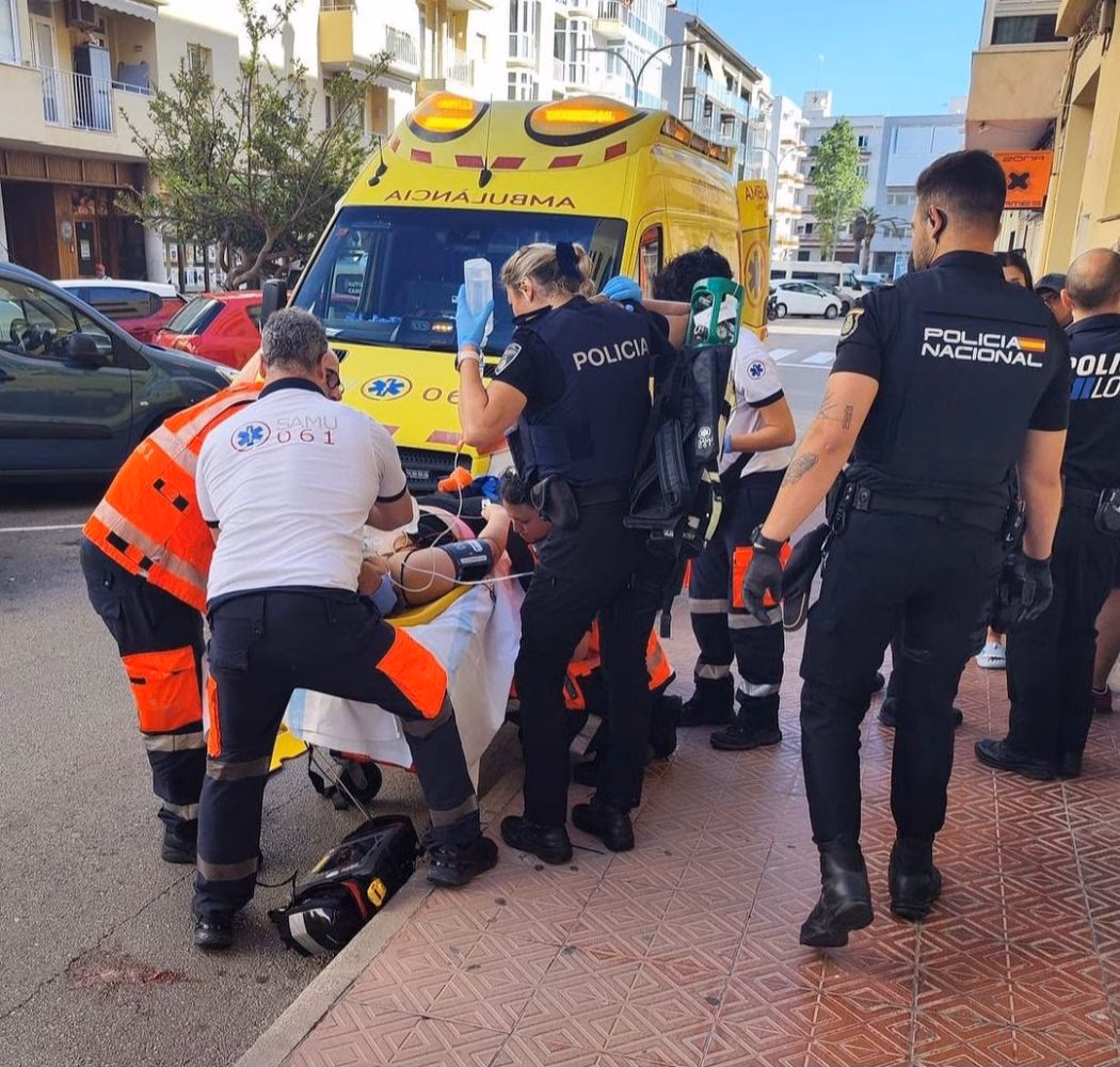 Herida de gravedad una joven al caer desde un tercer piso en Maó