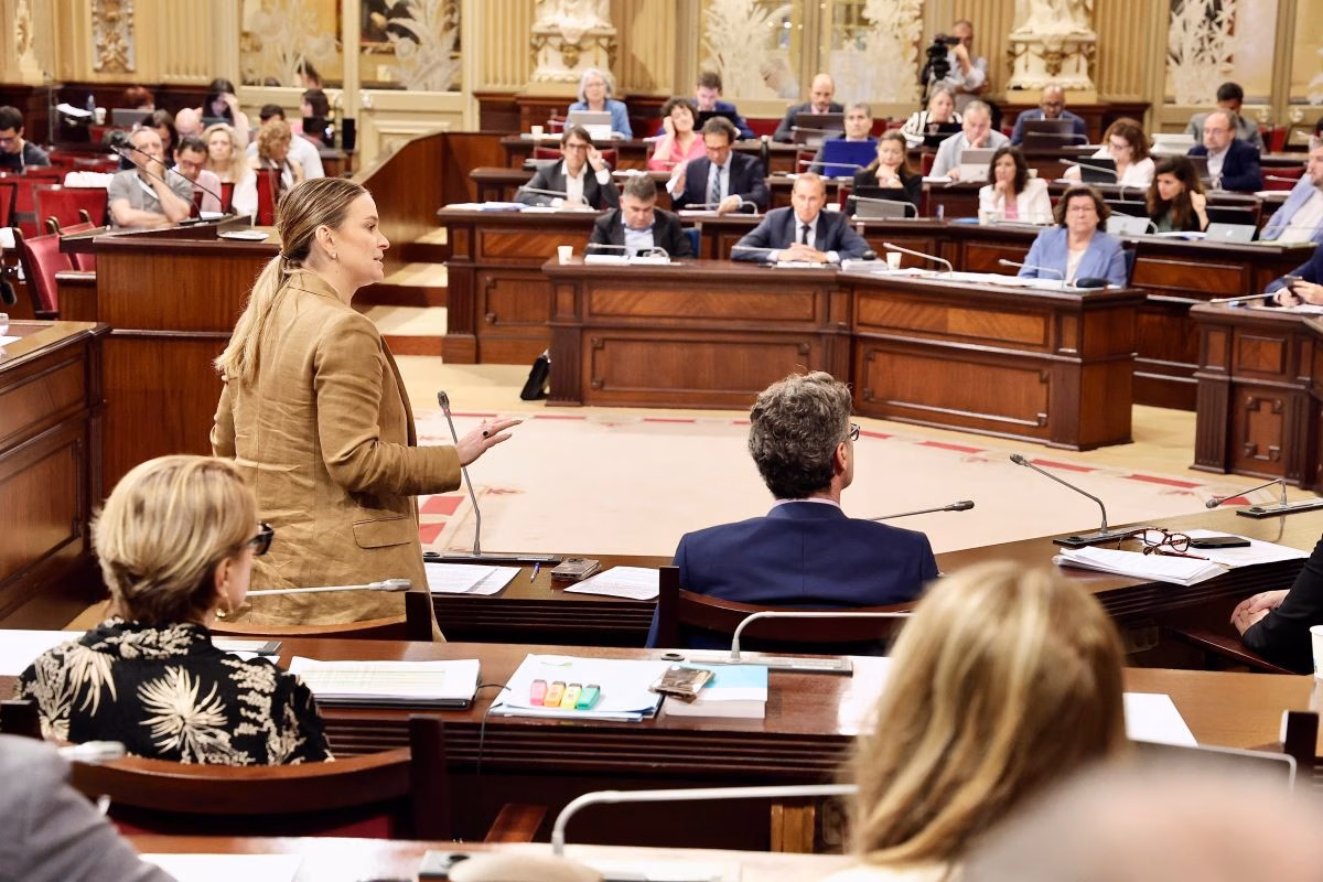 El Parlament vota la ley de Més para prevenir las fiestas ilegales en viviendas turísticas