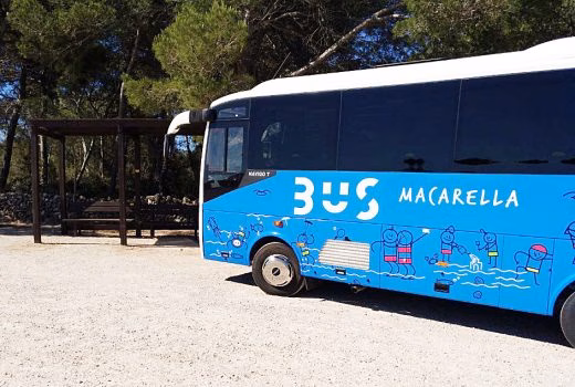 Arranca el servicio de bus como único medio para acceder a Macarella y Favàritx