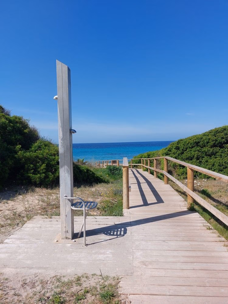 Sant Tomàs será la primera playa de Menorca en tener este verano duchas de agua del mar