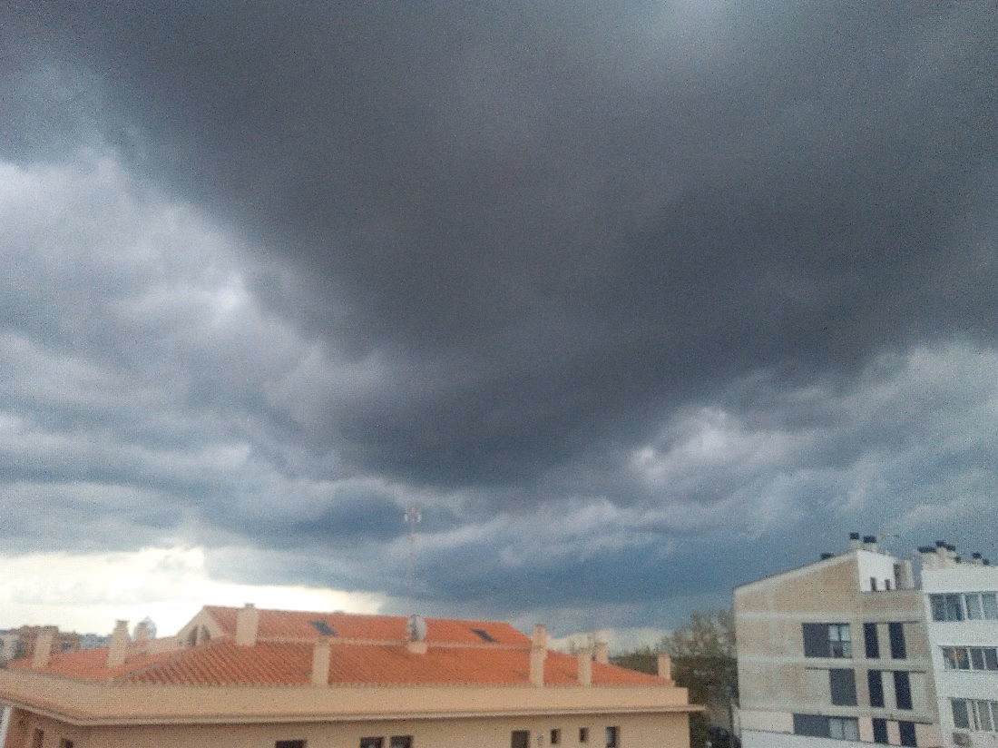 Intervalos de nubes medias y posibles chubascos esta tarde en Menorca
