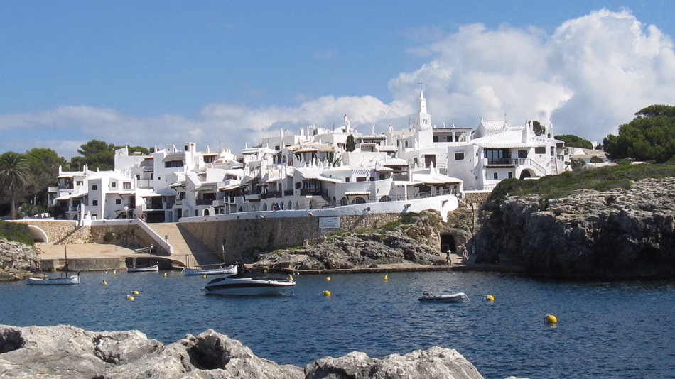 Binibeca seguirá abierto al turismo pero con nuevas medidas para reducir los inconvenientes