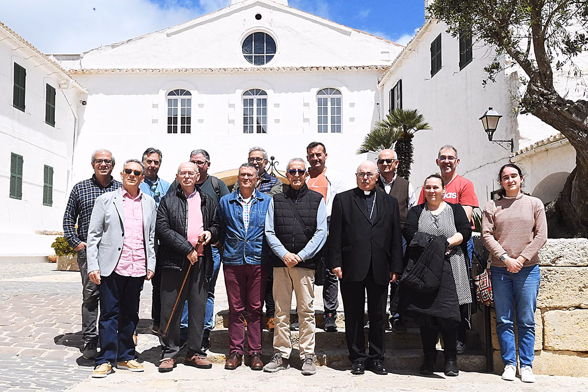 (La foto) El Obispo Villalonga se cita a manteles con la prensa