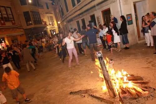 Sant Joan 2025: el plazo para solicitar 'festers', fiestas de calle y barras comenzará el 15 de abril