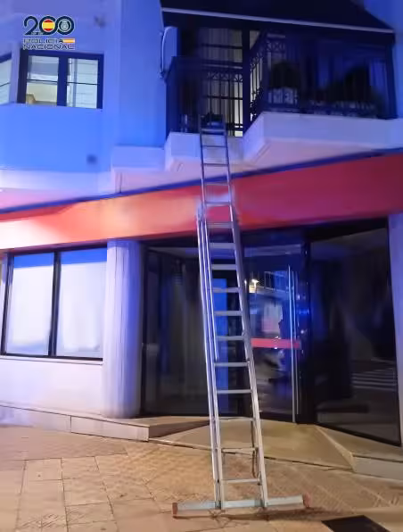 Detienen a dos hombres en Maó tras robar en un piso al que accedieron con una gran escalera