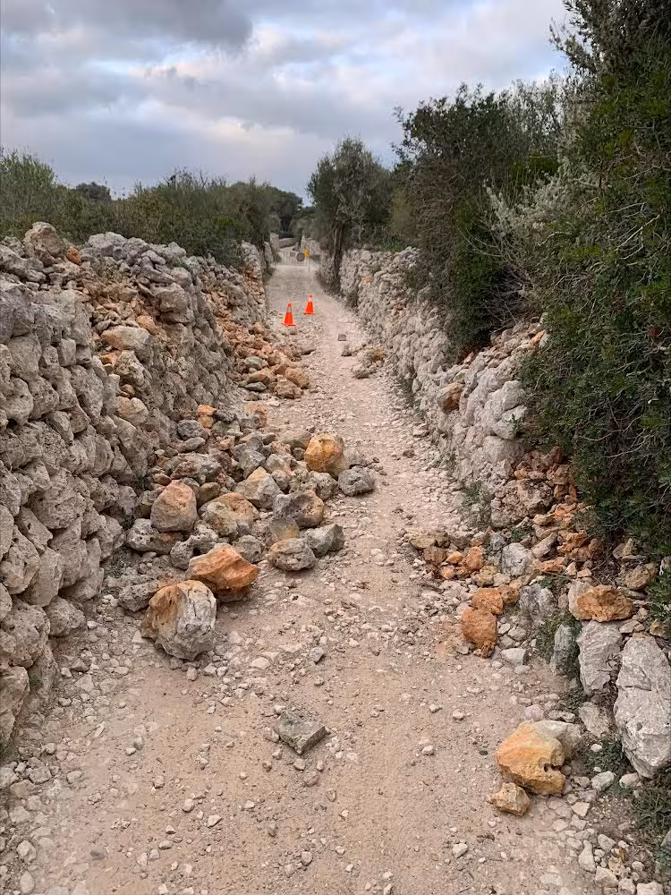 (Foto denuncia) El Camí Vell de Trebalúger permanece cerrado tras el derrumbe de una pared seca