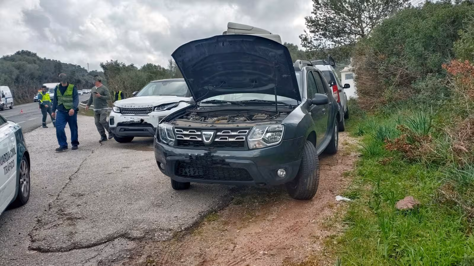 (Fotos) Un alcance múltiple entre tres vehículos provoca retenciones en la carretera general