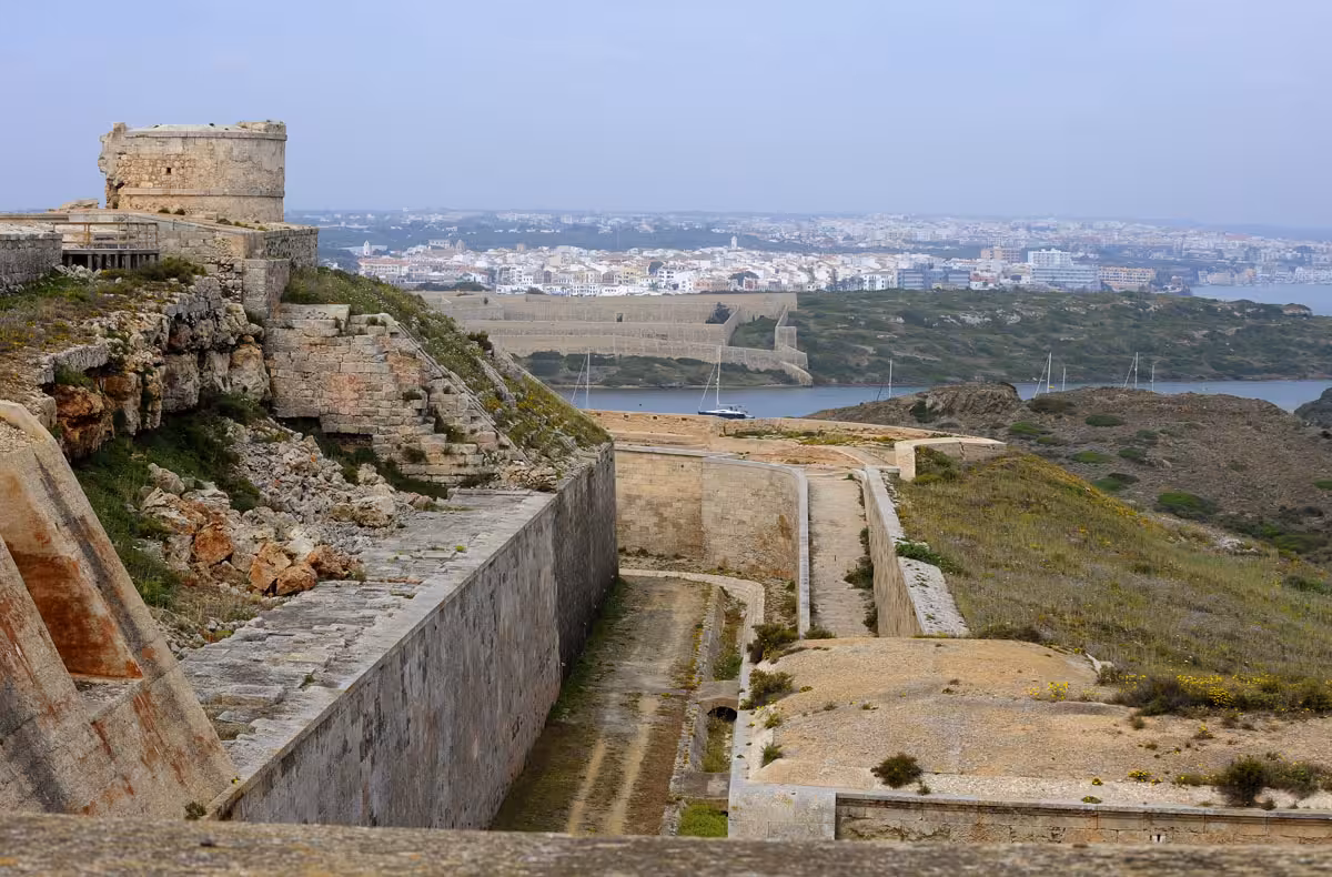 La Comandancia de Baleares rendirá homenaje a la historia de La Mola con un concierto en Maó